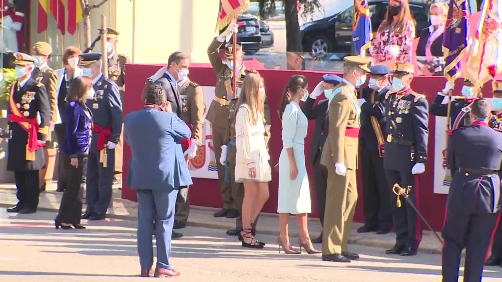 La Reina Letizia luce un elegantísimo vestido celeste en el desfile del 12-O